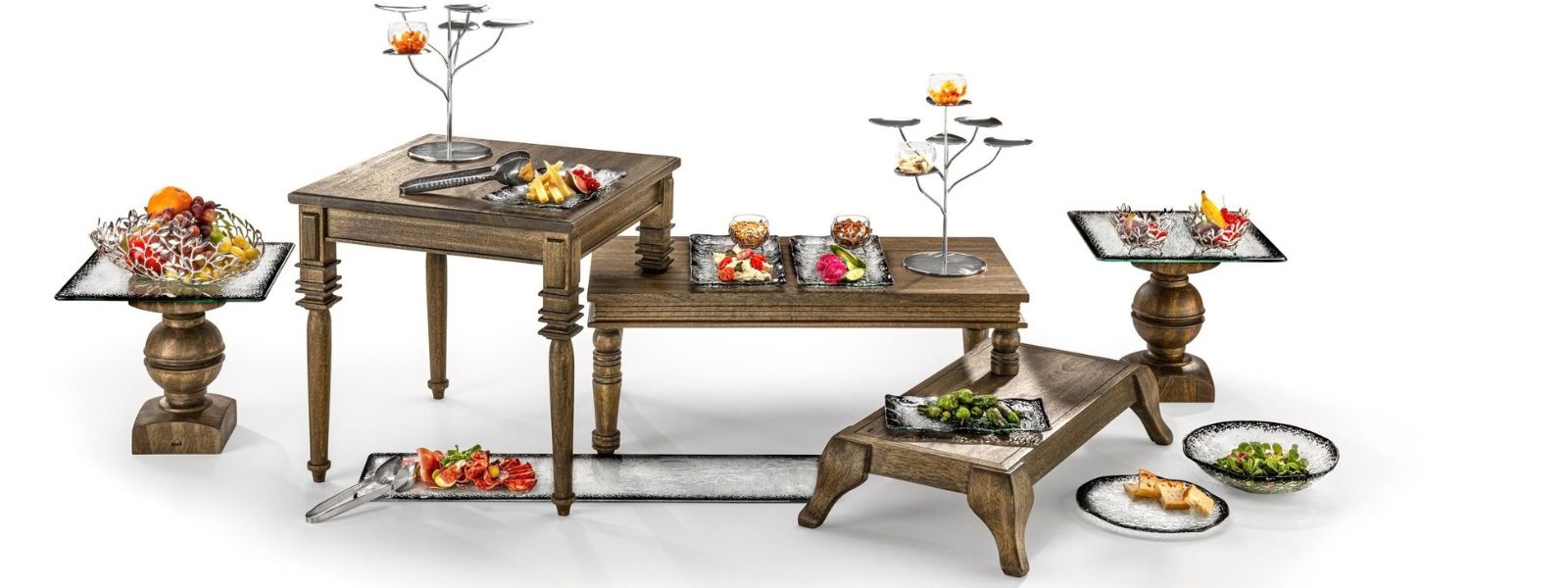 Collection Époques ZIEHER - tables en bois massif en situation sur un buffet