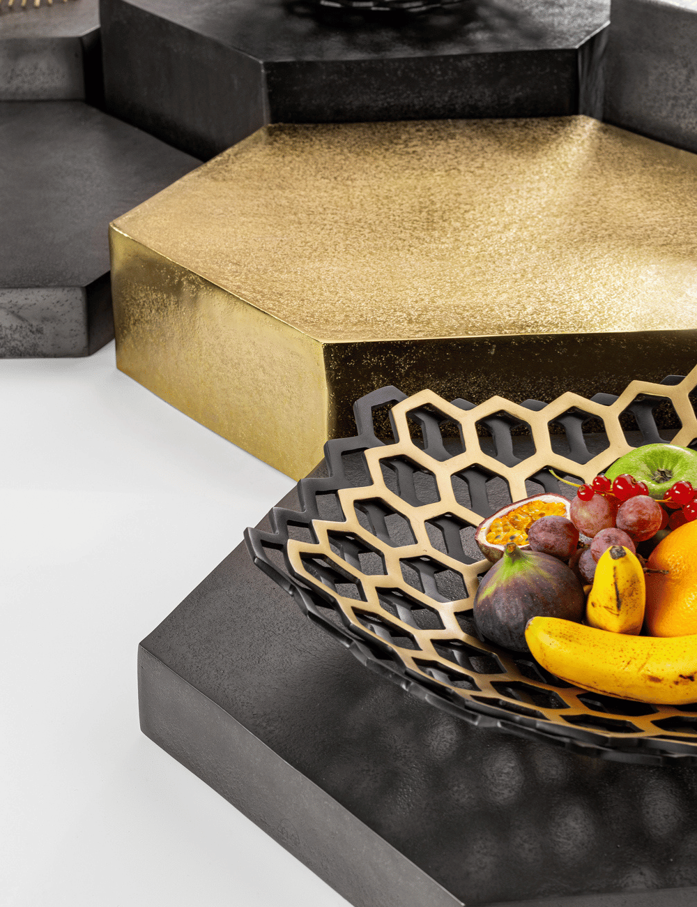 Corbeille de fruits sur présentoir doré Scala, contraste avec le camaïeu de gris - ZIEHER