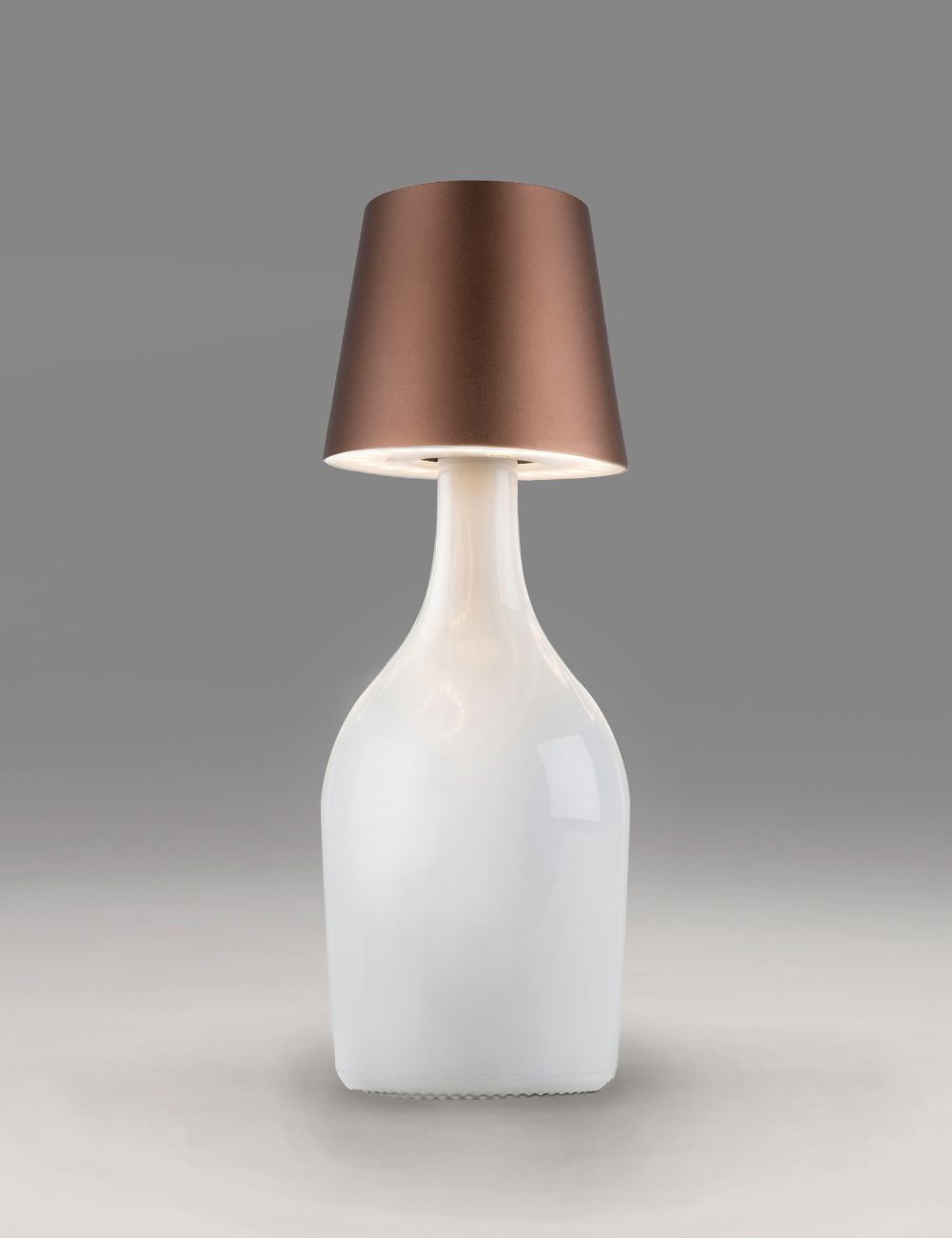 Cordless table lighting adaptable to bottles and decanters - bronze colour