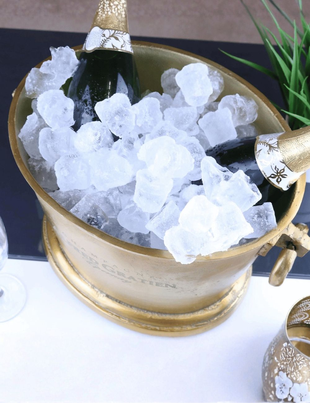 Seau à champagne vintage or garni de glace et de bouteilles de champagne