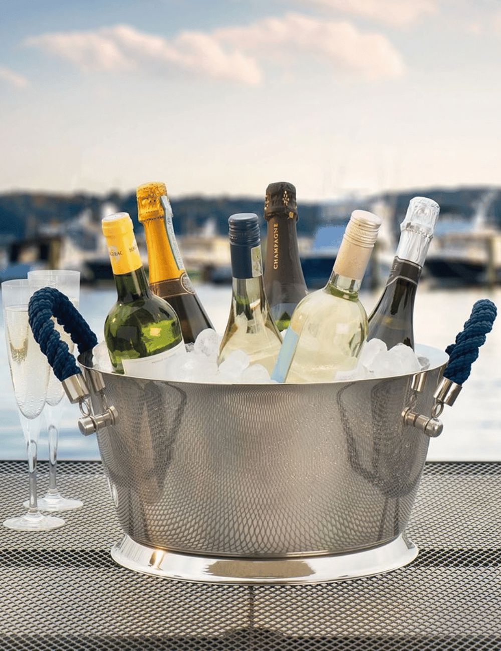 Vasque Avelengo garnie de vins et de champagne sur glace, en terrasse face au port