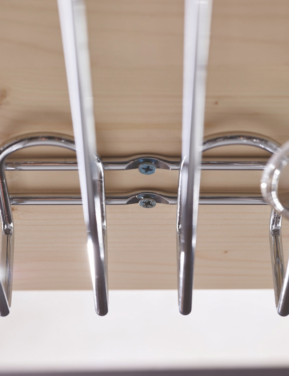 Glass rack screwed to the underside of a shelf - PADERNO