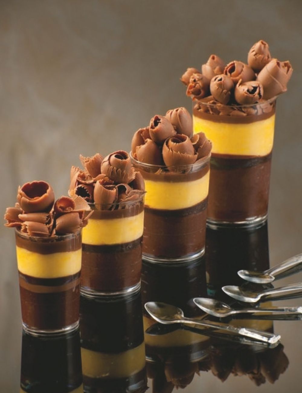 PADERNO round polystyrene tasting verrines in four sizes with cream and chocolate curls